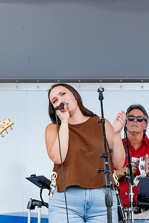 Singer_Stage_Right_4189_No_Crop