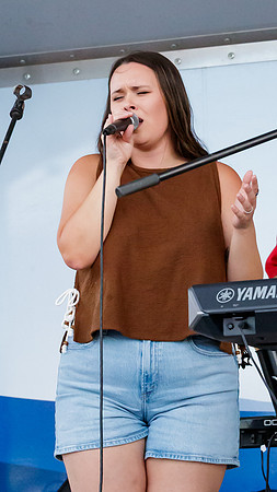 Singer_Stage_Right_4210_16x9