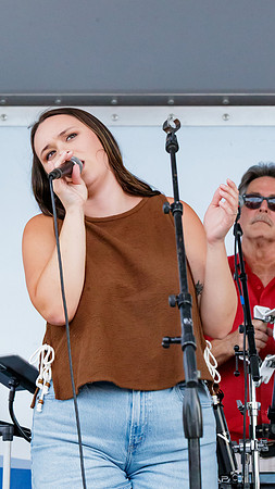 Singer_Stage_Right_4189_16x9