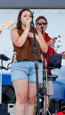 Singer_Stage_Right_4206_16x9