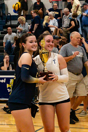 Caleigh_Ponn_and_Lauren_Whittaker_with_Trohpy_6009_4x6