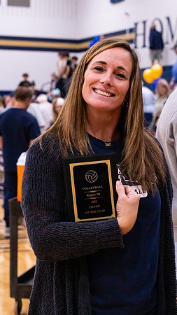 Carla_Ponn_with_plaque_6032_16x9_Full