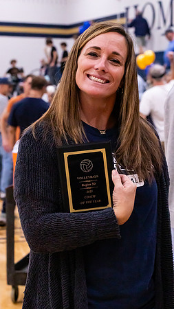 Carla_Ponn_with_plaque_6036_16x9_Full
