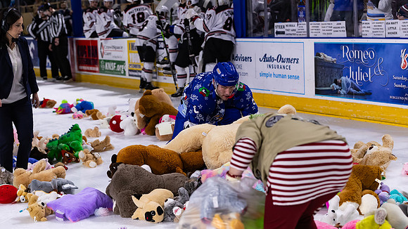 TBear_Toss_23349_5458_16x9_Full