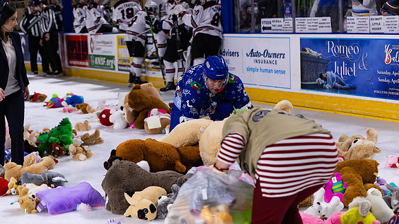 TBear_Toss_23349_5459_16x9_Full