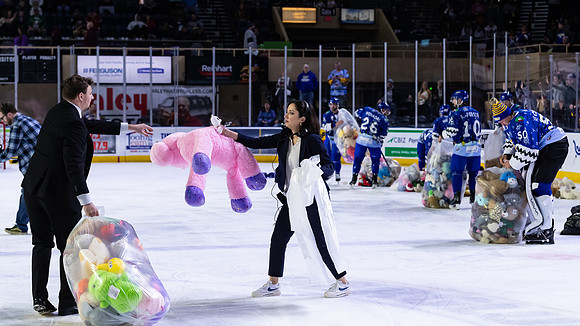 TBear_Toss_23349_5502_16x9_Full