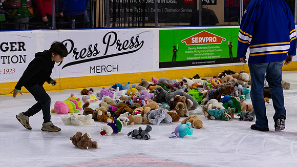 TBear_Toss_23349_5522_16x9_Full