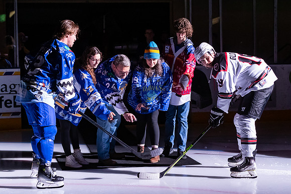 2023_Gillespie_Family_Puck_Drop_5163_4x6