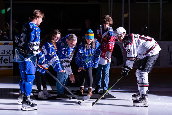 2023_Gillespie_Family_Puck_Drop_5168_4x6