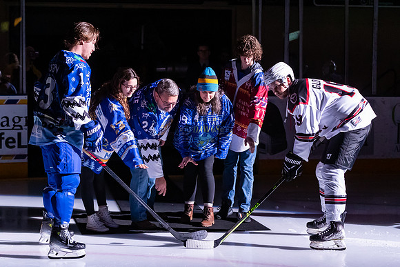 2023_Gillespie_Family_Puck_Drop_5169_4x6