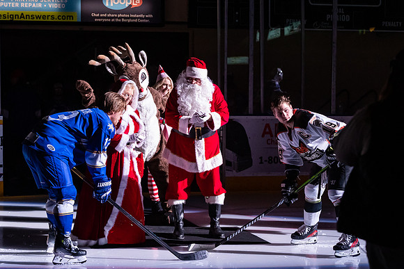 20231223_Santa_Claus_Puck_Drop_8374_4x6