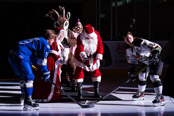 20231223_Santa_Claus_Puck_Drop_8386_4x6