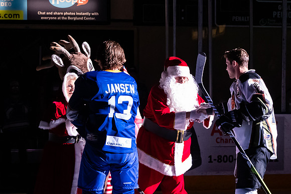 20231223_Santa_Claus_Puck_Drop_8403_4x6
