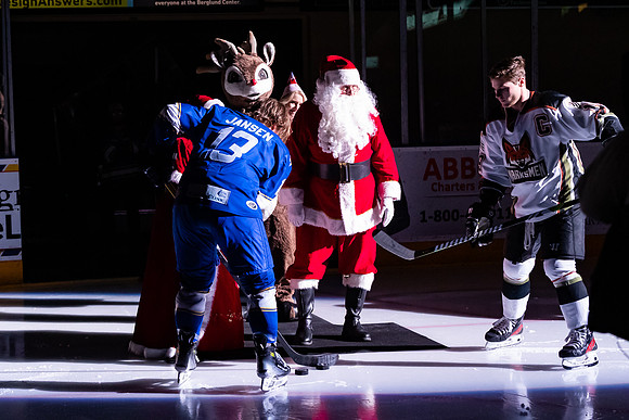 20231223_Santa_Claus_Puck_Drop_8400_4x6