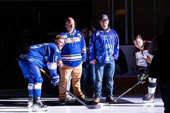 Jason_Boothe_Puck_Drop-8344_4x6
