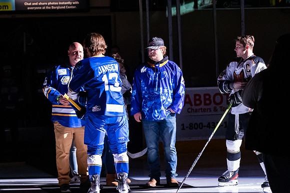 Jason_Boothe_Puck_Drop-8356_4x6