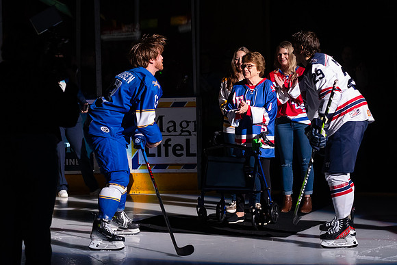 20240209_Ms_Lindy_Puck_Drop_0169_4x6