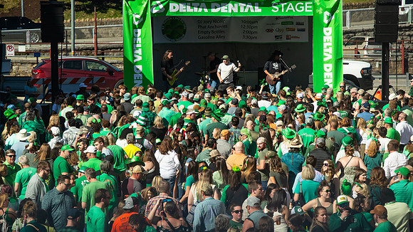 Gasoline_Alley_w_Crowd_6580_16x9_Full