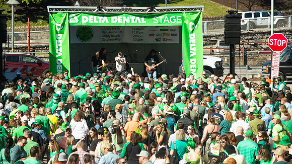 Gasoline_Alley_w_Crowd_6585_16x9_Full
