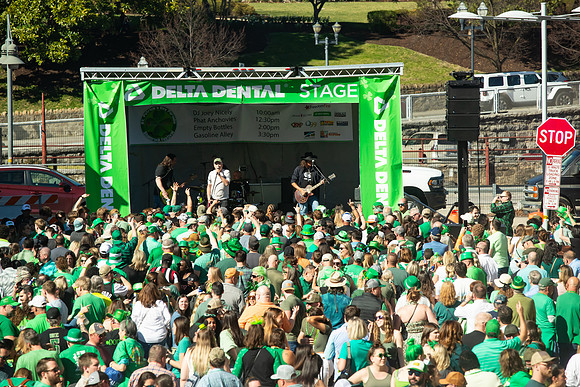 Gasoline_Alley_w_Crowd_6577_4x6